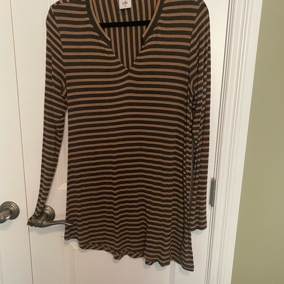 Cabi Slant Tee. Medium. - Picture 1 of 3